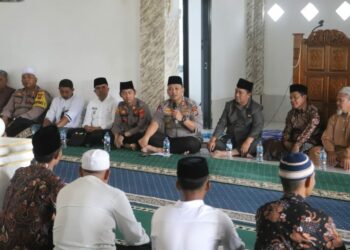 Warga Kecamatan Padang Tualang Sambut Hangat Kapolres Langkat dalam Program Jumat Curhat.