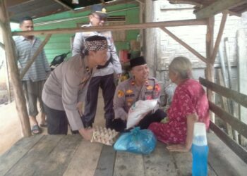 Inisiatif Jumat Berkah oleh Polres Simalungun : Kapolsek Tanah Jawa Bagikan Sembako untuk Warga Kurang Mampu.