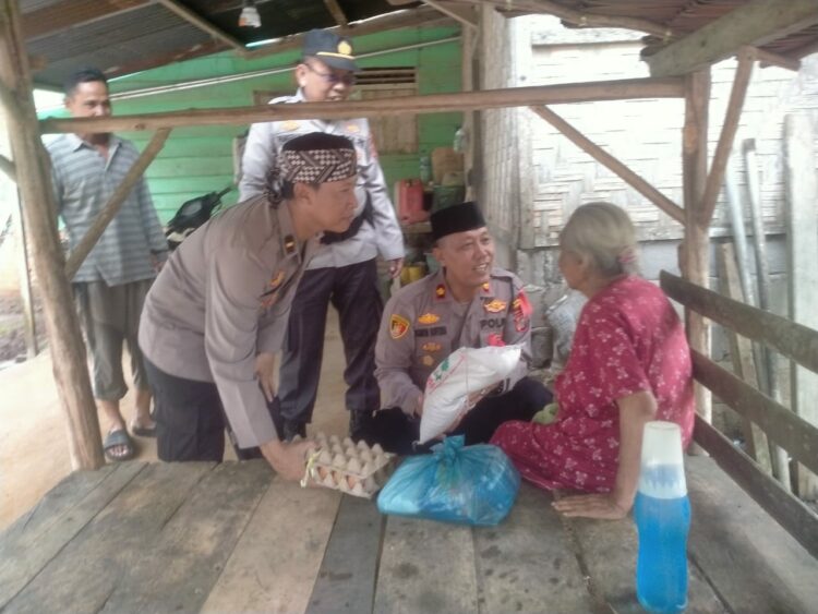 Inisiatif Jumat Berkah oleh Polres Simalungun : Kapolsek Tanah Jawa Bagikan Sembako untuk Warga Kurang Mampu.