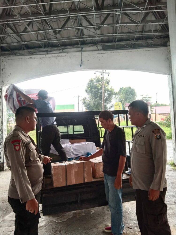 Polres Simalungun Gelar Pengamanan Ketat Logistik Pemilu di KPU Simalungun dalam Rangka Operasi Mantap Praja 2024.