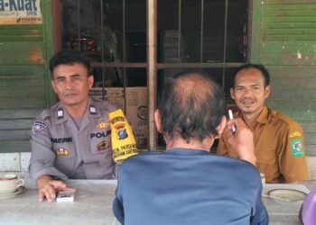 Bhabinkamtibmas Polsek Dolok Pardamean Sosialisasikan Bahaya Judi Online di Warung Kopi, Jalin Kedekatan & Edukasi Warga.