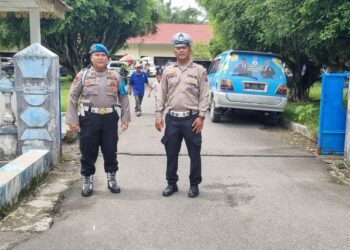 Bhabinkamtibmas Polsek Salapian Hadiri Pelantikan dan Pembekalan Pengawas TPS Se - Kecamatan Kutambaru untuk Pemilu 2024.