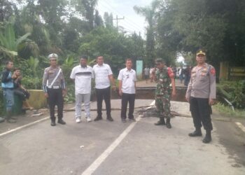 Polsek Tanah Jawa Lakukan Pengamanan & Pengalihan Arus di Lokasi Jembatan Putus di Simalungun.