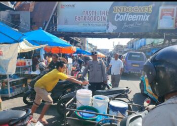 Sambangai Masyarakat, Polsek Siantar Barat Laksanakan Patroli Jalan Kaki Diseputaran Pasar Horas.