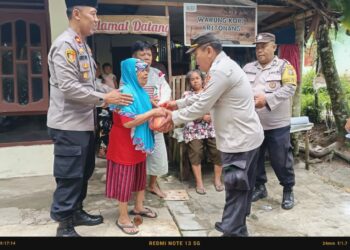 Polsek Tanah Jawa Gelar Kegiatan Jumat Berkah, Berikan Bantuan Sembako Kepada Warga Kurang Mampu di Nagori Balimbingan.