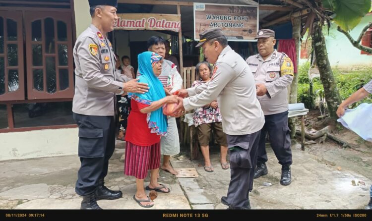 Polsek Tanah Jawa Gelar Kegiatan Jumat Berkah, Berikan Bantuan Sembako Kepada Warga Kurang Mampu di Nagori Balimbingan.