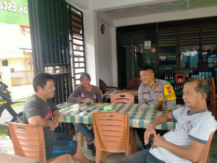 Berikan Himbauan, Bhabinkamtibmas Polsek Siantar Marihat Sambangi Warga Kelurahan Sukamakmur.