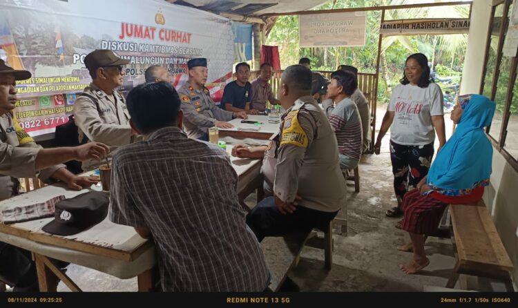 Polsek Tanah Jawa Gelar Jumat Curhat di Warung Kopi, Dengarkan Aspirasi Warga untuk Tingkatkan Keamanan & Ketertiban.