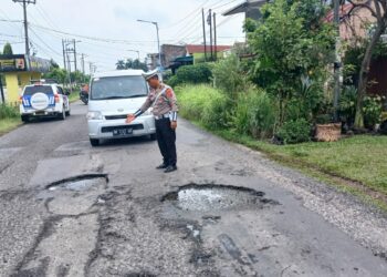 Persiapan Nataru, Sat Lantas Polres Pematangsiantar Survey Jalan Berlubang.