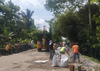 Polsek Tanah Jawa Aktif Amankan Pengerjaan Jalan Rusak di Huta V Suhinagodang.
