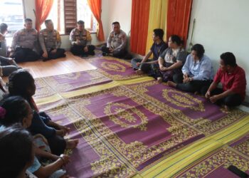 Kapolres Simalungun Kunjungi Keluarga Alm AIPTU Edison Silalahi Berikan Penghormatan Terakhir.