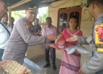 Kapolsek Tanah Jawa Laksanakan Minggu Kasih : Wujud Peduli Polri Berantas Perjudian & Bantu Warga.