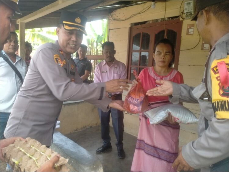 Kapolsek Tanah Jawa Laksanakan Minggu Kasih : Wujud Peduli Polri Berantas Perjudian & Bantu Warga.