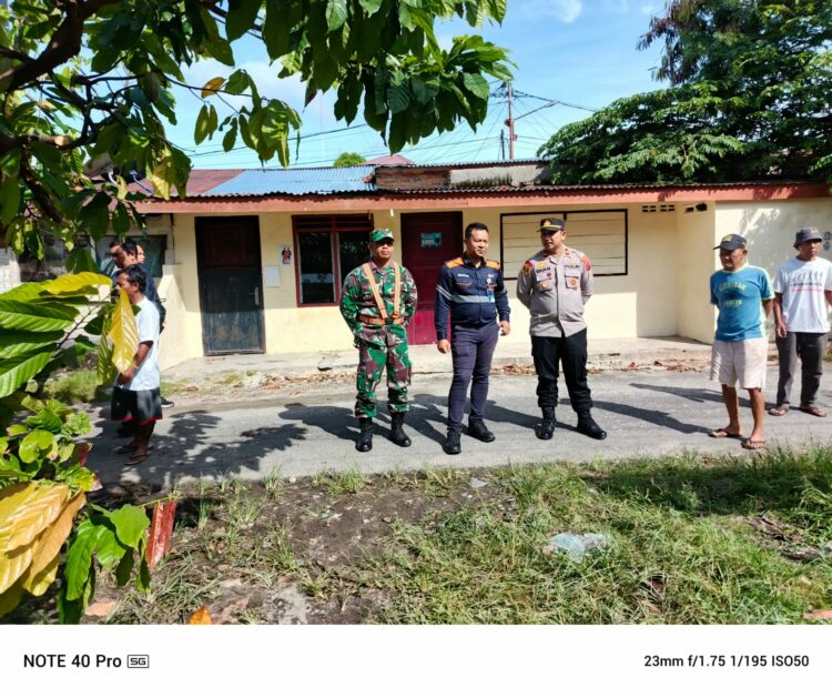 Kapolsek Siantar Barat Lakukan Pendampingan Penertiban Aset Rumah Perusahan PT. KAI ( Persero ).
