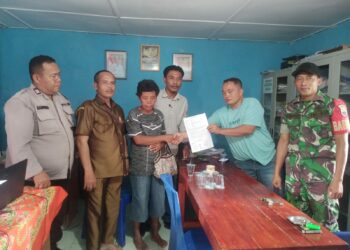 Bhabinkamtibmas Polsek Tanah Jawa Berhasil Mediasi Sengketa Batas Tanah Warga Menjelang Pilkada 2024.