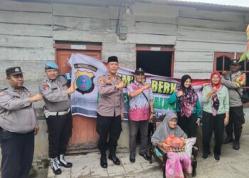 Wujud Nyata Polri Presisi, Kapolsek Tanah Jawa Gelar Jumat Berkah, Bantu Warga Tidak Mampu.