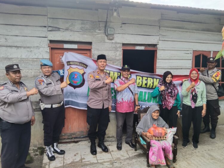 Wujud Nyata Polri Presisi, Kapolsek Tanah Jawa Gelar Jumat Berkah, Bantu Warga Tidak Mampu.