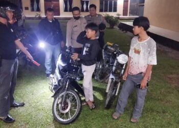 Polsek Tanah Jawa Amankan 7 Remaja yang Berkumpul di Tempat Gelap, Berikan Edukasi Jelang Pilkada.