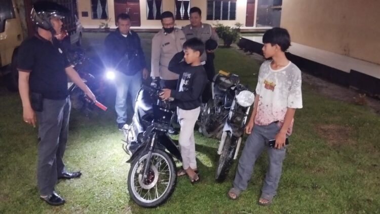 Polsek Tanah Jawa Amankan 7 Remaja yang Berkumpul di Tempat Gelap, Berikan Edukasi Jelang Pilkada.