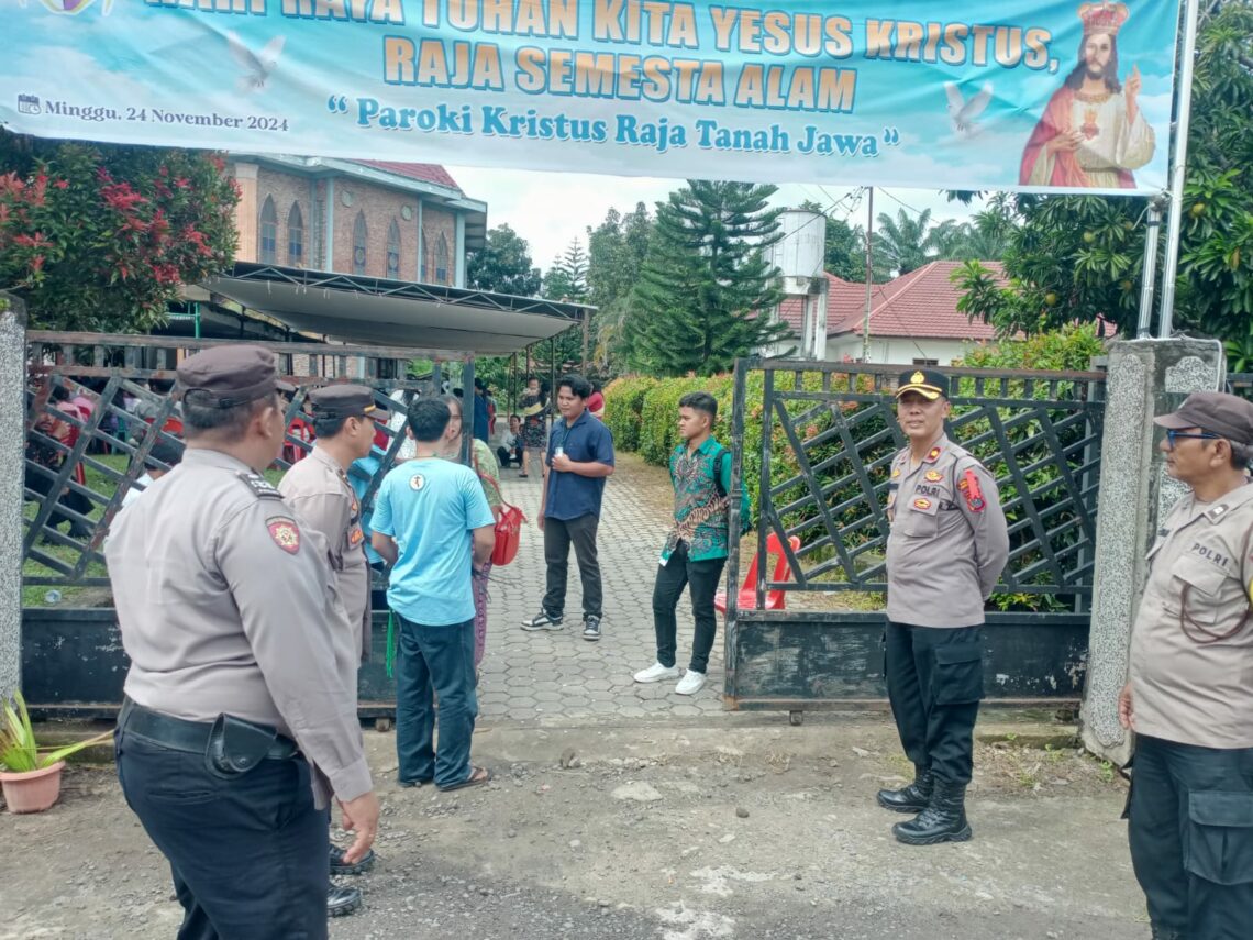Polsek Tanah Jawa Amankan Perayaan Pesta Kristus Raja Semesta Alam di Gereja Katolik Tanah Jawa.