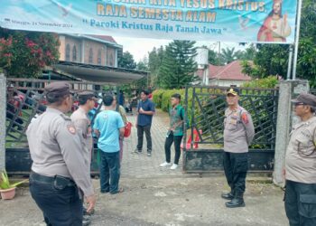 Polsek Tanah Jawa Amankan Perayaan Pesta Kristus Raja Semesta Alam di Gereja Katolik Tanah Jawa.