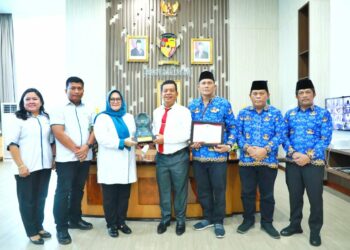 Hari Pertama Masuk Kerja, Bupati Simalungun Terima Penghargaan Paritrana Award Tahun 2024.