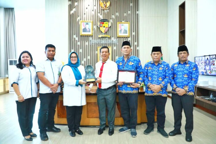 Hari Pertama Masuk Kerja, Bupati Simalungun Terima Penghargaan Paritrana Award Tahun 2024.