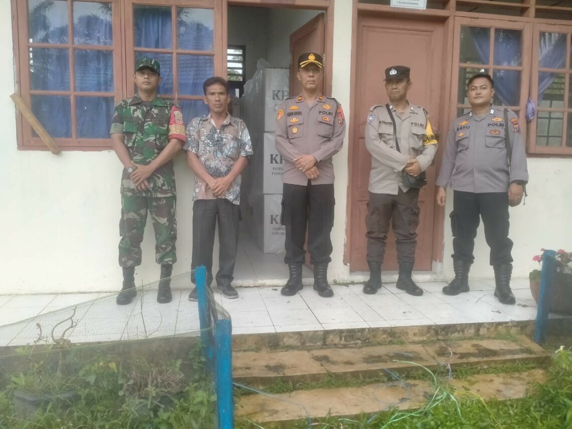 Polsek Tanah Jawa Pastikan Keamanan Logistik Pilkada di PPK Hatonduhan, Situasi Aman Terkendali