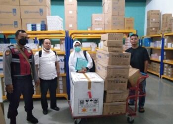 Petugas Dari Polres Kawal Pendistribusian Vaksin ke Dinas Kesehatan Tebingtinggi.