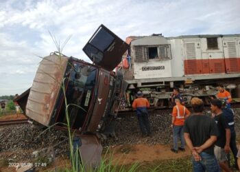 Laka KA Tabrak Mobil Truk di Kecamatan Perbaungan.