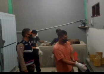 Satu  Mayat Pria Tampa Identitas ditemukan  di kelurahan Tambangan.