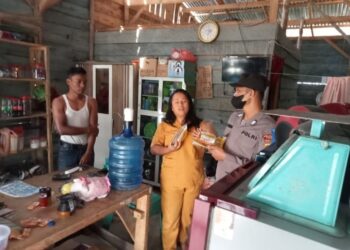Polres Toba Saat Cek Migor Pada Pedagang.