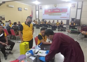 Poto

Saat Pemeriksaan Kesehatan di Aula Patria Tama Polres Sergai.