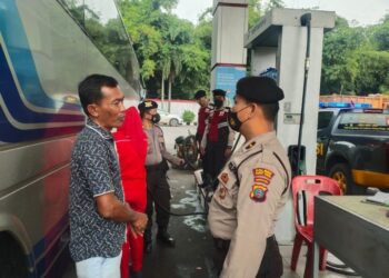 Personil Samapta Polres Tebingtinggi Pantau SPBU.