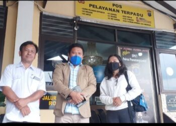 Kuasa Hukum Hotdini Sinaga Sepri Ijon Saragih SH.MH Memberikan Keterangan Kepada Media di Halaman Polres Siantar.