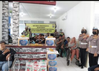 Kasat Lantas Bagi Sembako  ke Balai Sosial.