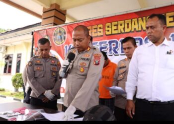 Kapolres Saat Memberikan Keterangan di Konfrensi Pres di Halaman Mako Polres Sergai.