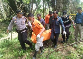 Mayat Satu Orang Laki Laki di Evakuasi Polisi.