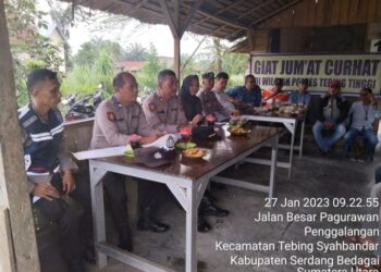 Personil Polres Tebingtinggi Jumat Curhat di Desa Penggalangan.