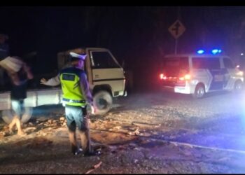 Sat Lantas Polres Tebingtinggi Lakukan Penimbunan Jalan Sampai Malam Hari.
