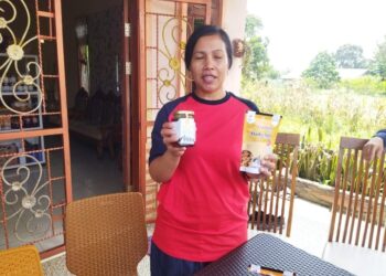 Jerni Kartika Manurung Menunjukkan Kemasan Madu Hutan Asli (Mauas).