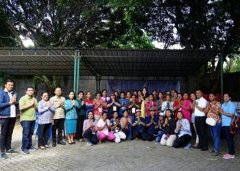 PT. TPL Foto Bersama Dengan Ketua TP. PKK Rita Marlina Yang Juga Istri Bupati  Toba Setelah Menerima Kunjungan Ketua TP. PKK Di Komplek Perusahaan.