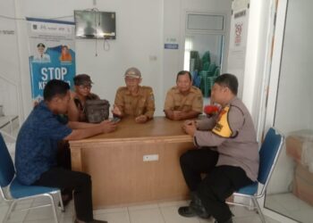 Bhabinkamtibmas Polsek Padang Hulu  Di Kantor Kelurahan  Padang Merbau Membahas Kamtibmas.