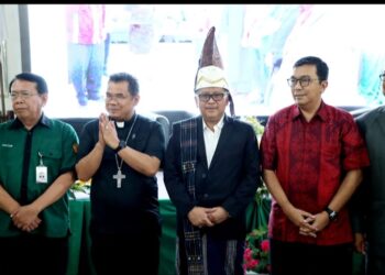 Sekretaris Jenderal PDIP Hasto Kristiyanto Bersama Dengan Tokoh Masyarakat Simalungun Rudolf V Saragih Serta Uskup Agung Medan Mgr. Kornelius Sipayung, OFMCap.