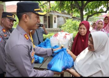 Kapolres & KBPP Berikan Tali Asih Kepada Orang Yang Kurang Mampu.