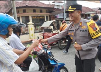 Kapolres Tebingtinggi Bagikan Takjil Kepada Masyarakat.