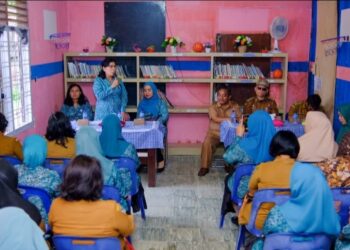 Plt. Kepala Dinas Koperasi UKM & Perdagangan Herbert Aruan Melakukan Pembinaan.
