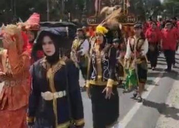 Keterangan Poto :
Di iringi Reok Para Bacaleg Meyerahkan Berkas Ke KPUD Sergai.