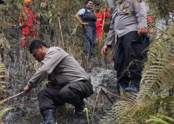 Polres Simalungun Bantu Padamkan Kebakaran Lahan Di Dusun Dolok Maria.