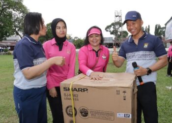 Kapolres Pematang Siantar AKBP Fernando SH, S.I.K Memberikan Hadiah Kepada Pemenang Pertandingan Olah Raga.